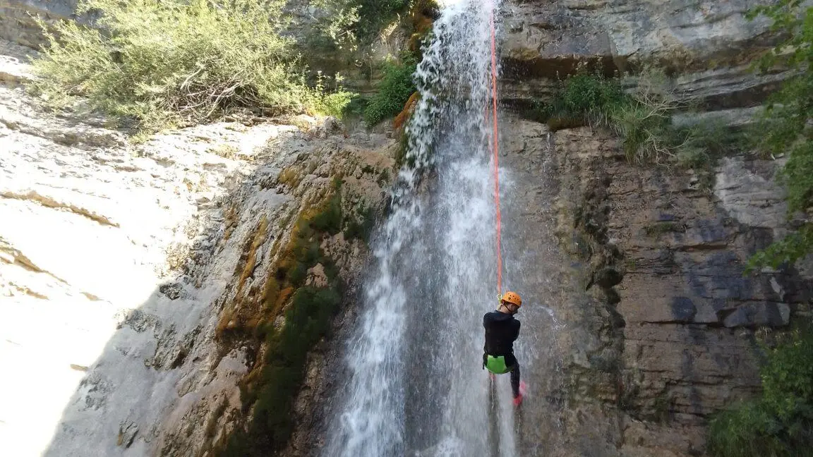 Le canyon : un terrain de jeu naturel et spectaculaire. Cascade de Rabou - Ecrins Spéléo Canyon