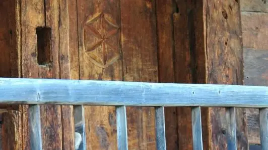La vieille mais toujours solide porte d'entrée du gite
