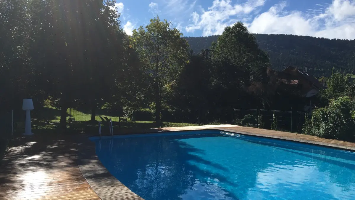 piscine extérieure l'été