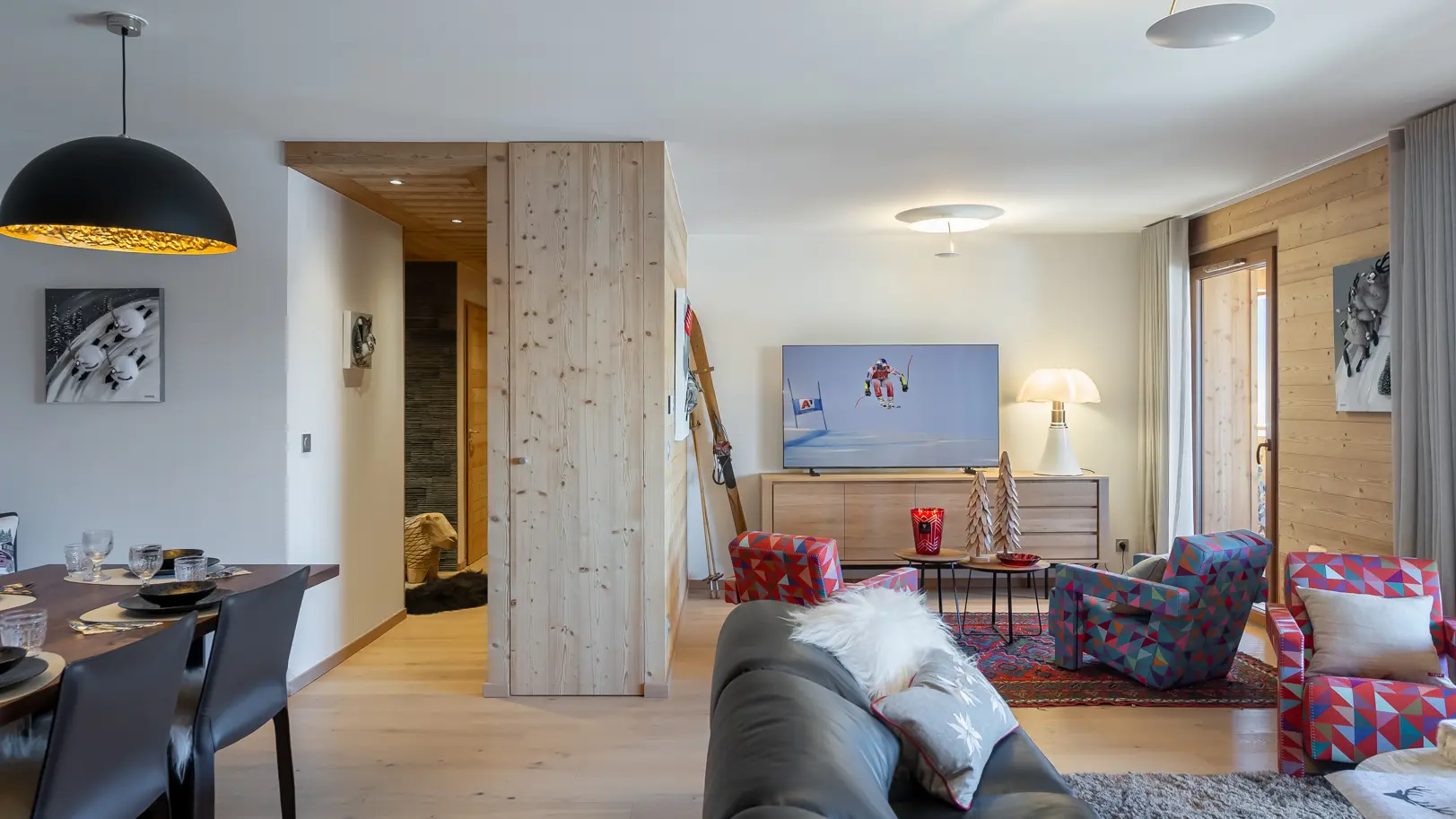 Espace télévision, salle à manger et salon