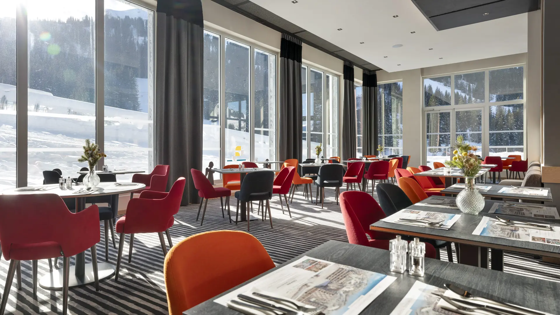 Salle du petit-déjeuner avec vue sur les pistes