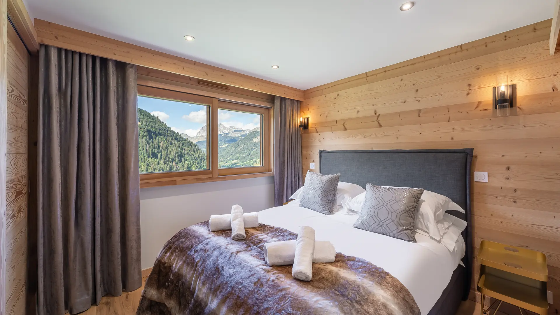 Chambre avec lit double, fenêtre donnant vue sur les montagnes