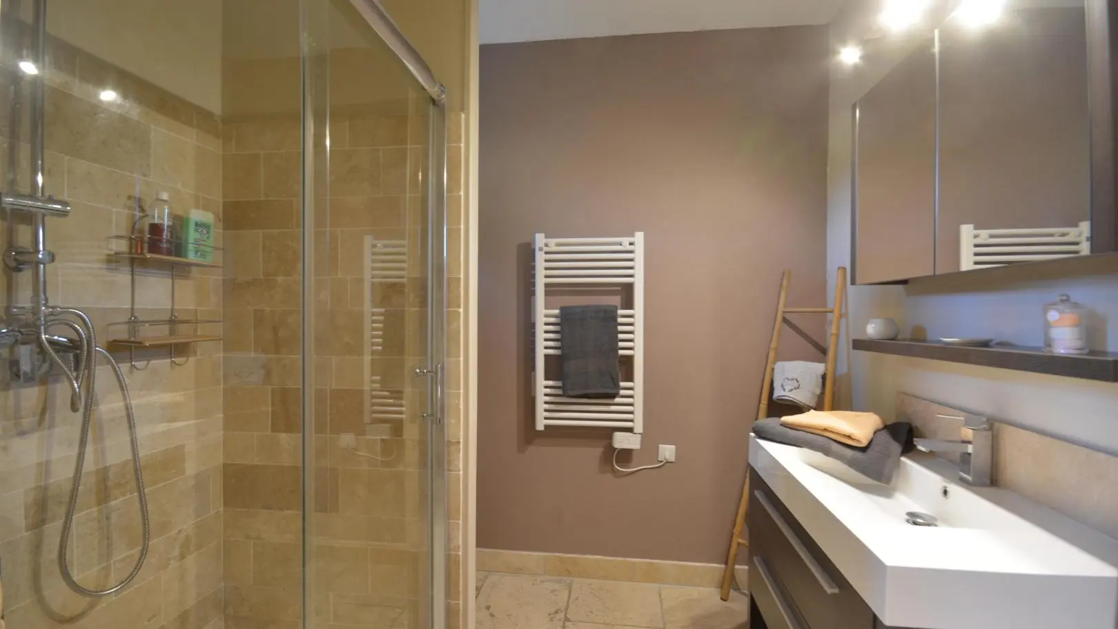 SALLE D EAU AVEC WC SECHE SERVIETTES. AU REZ DE CHAUSSE.