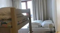Grande chambre avec lit double et lits superposés