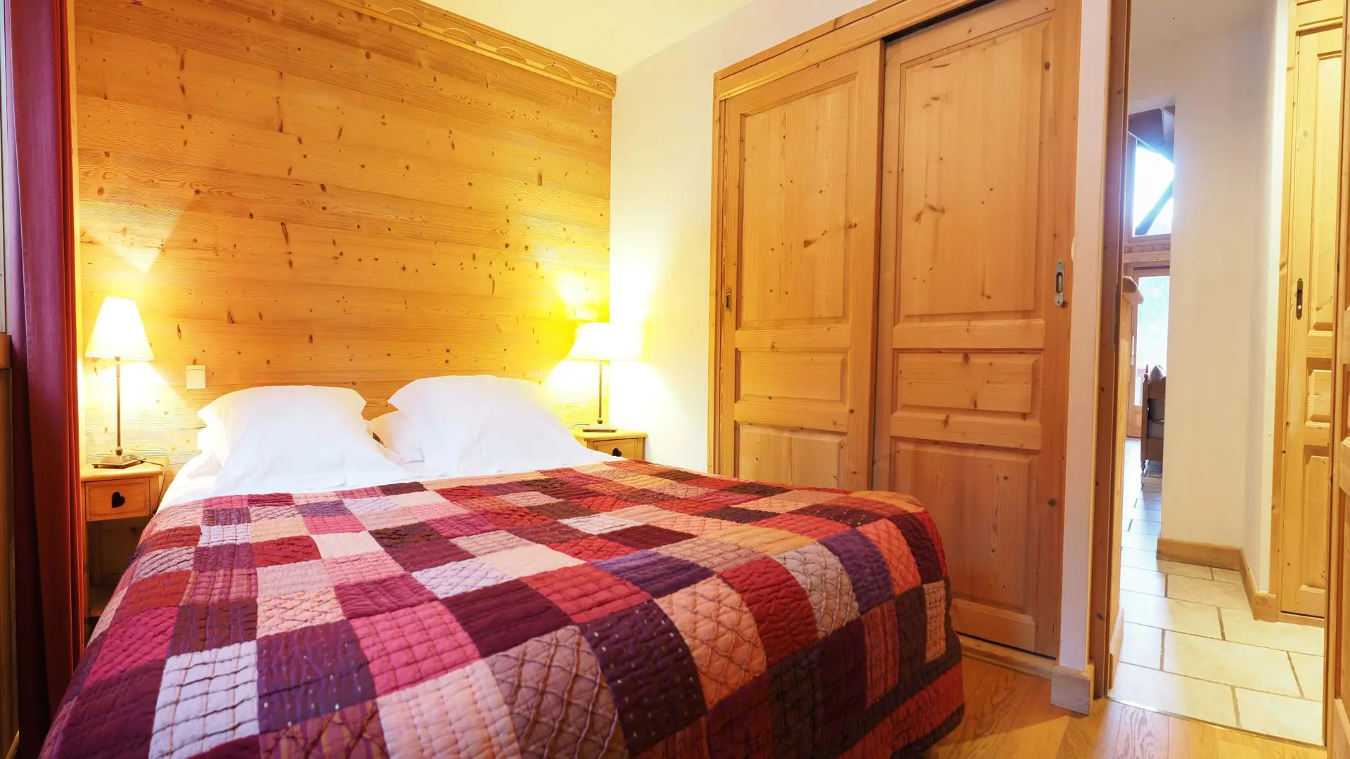 Chambre - Lit Queen size - Niveau 1 - Appartement PARADISIO 2