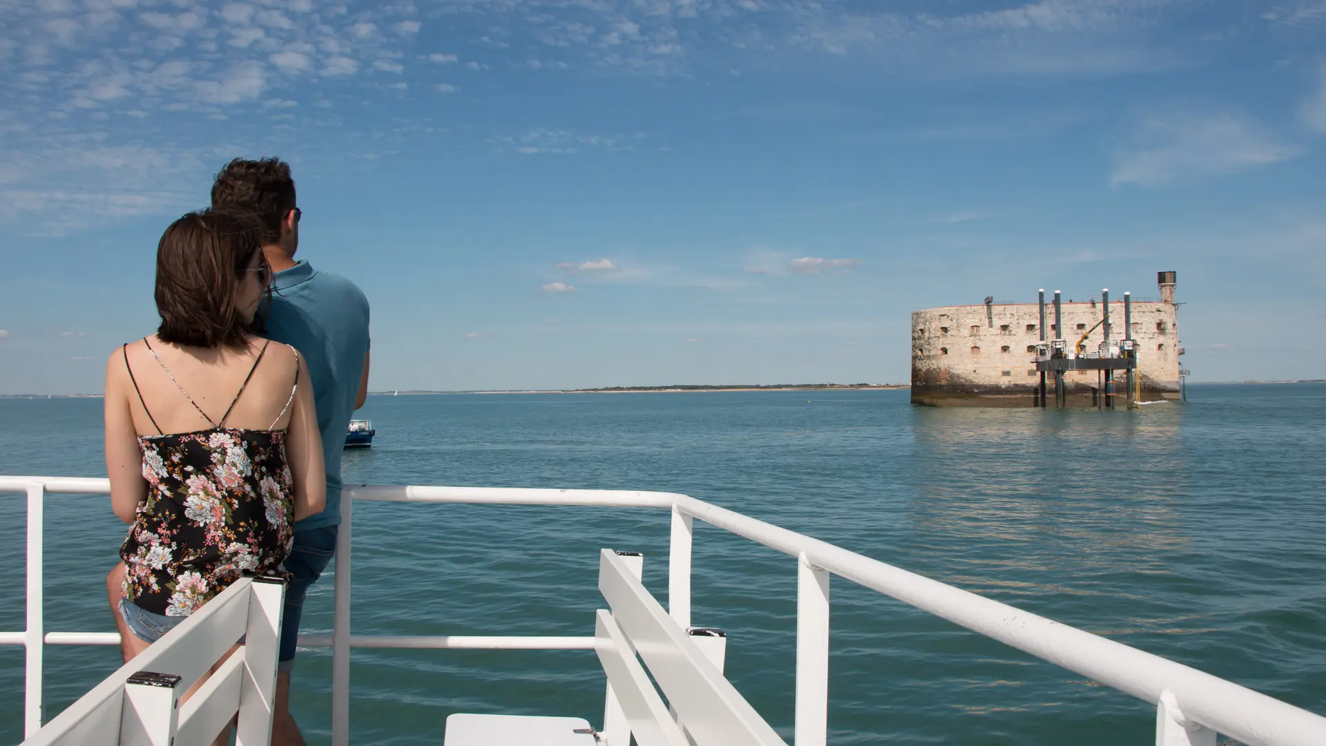 Couple sur le pont d'un navire, devant le célèbre Fort Boyard