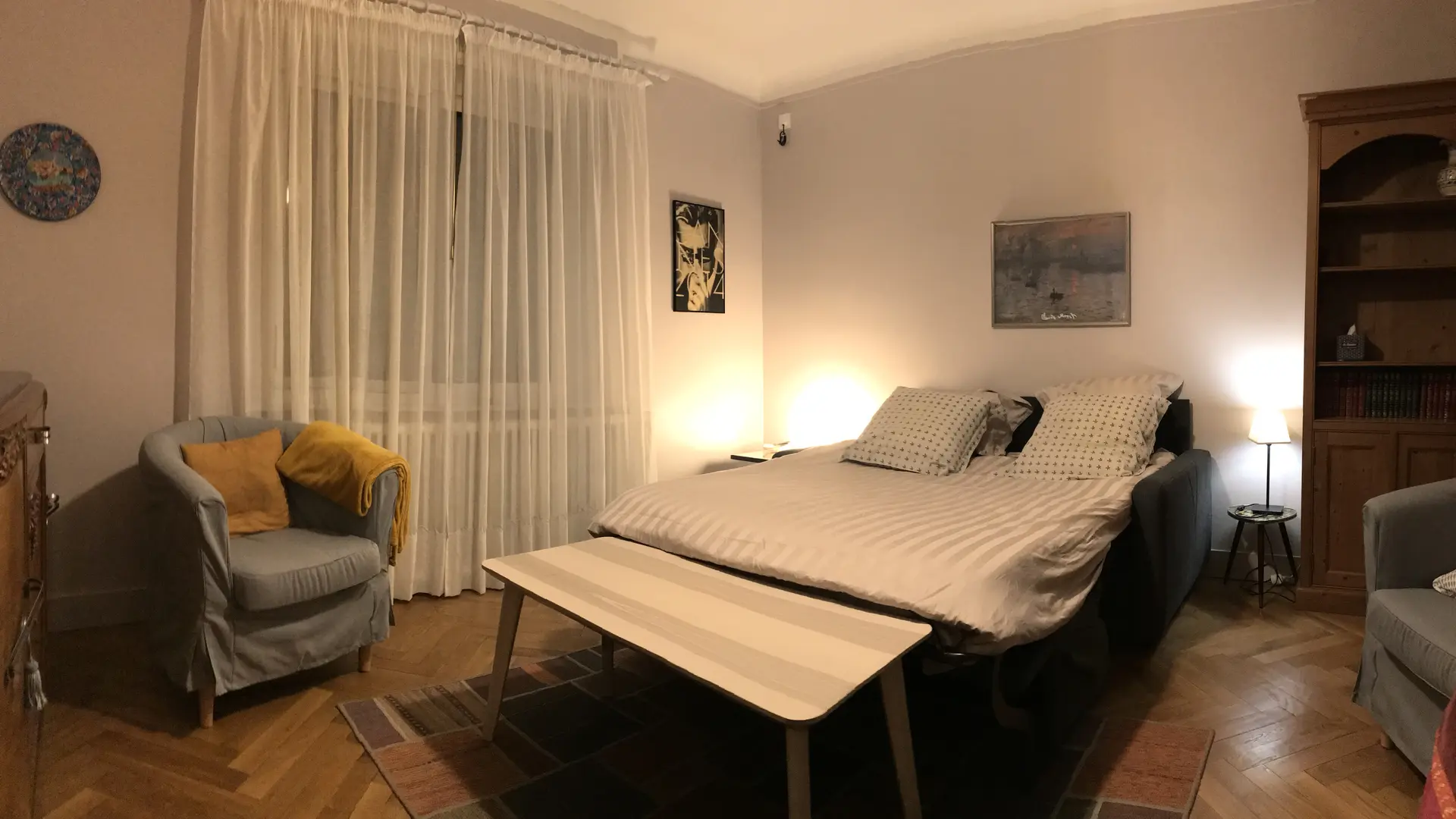 Salon avec canapé convertible grand confort