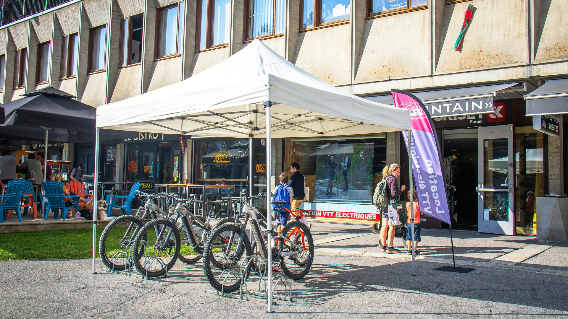 Devanture du magasin avec un exemple de VTT électrique en location