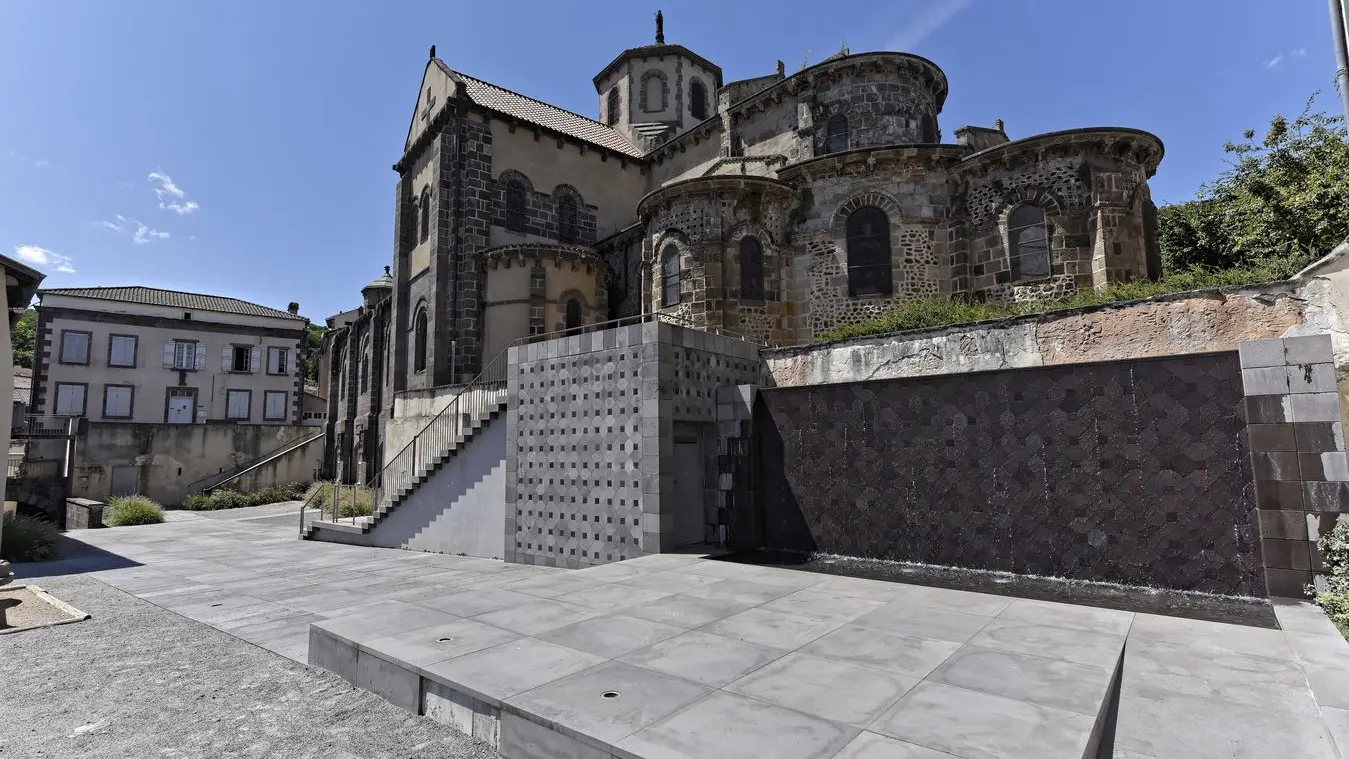 Église Saint-Priest à Volvic