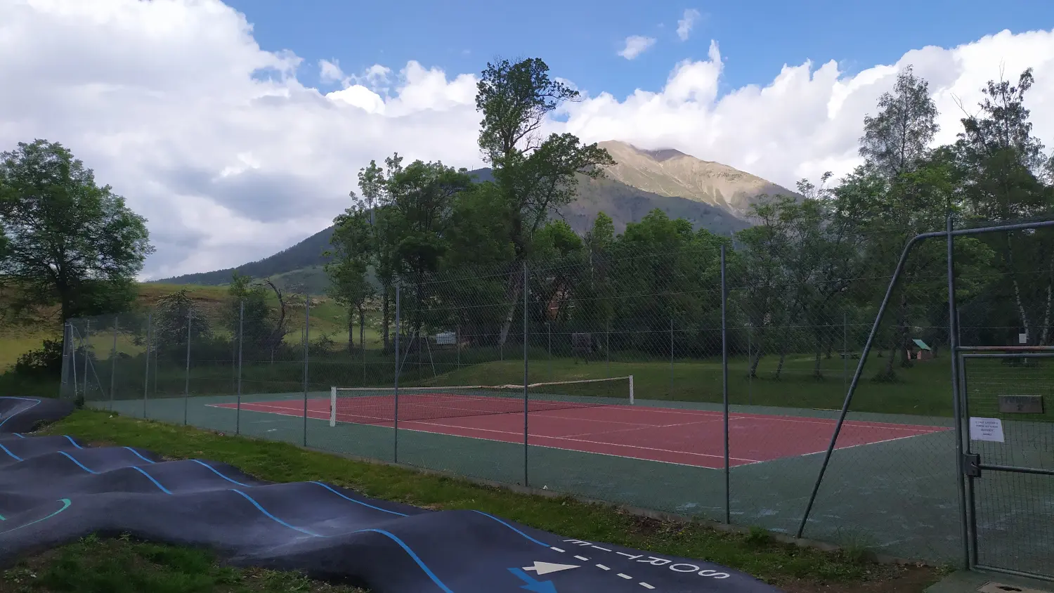 Bike park et terrains de tennis de la Base de loisirs d'Ancelle