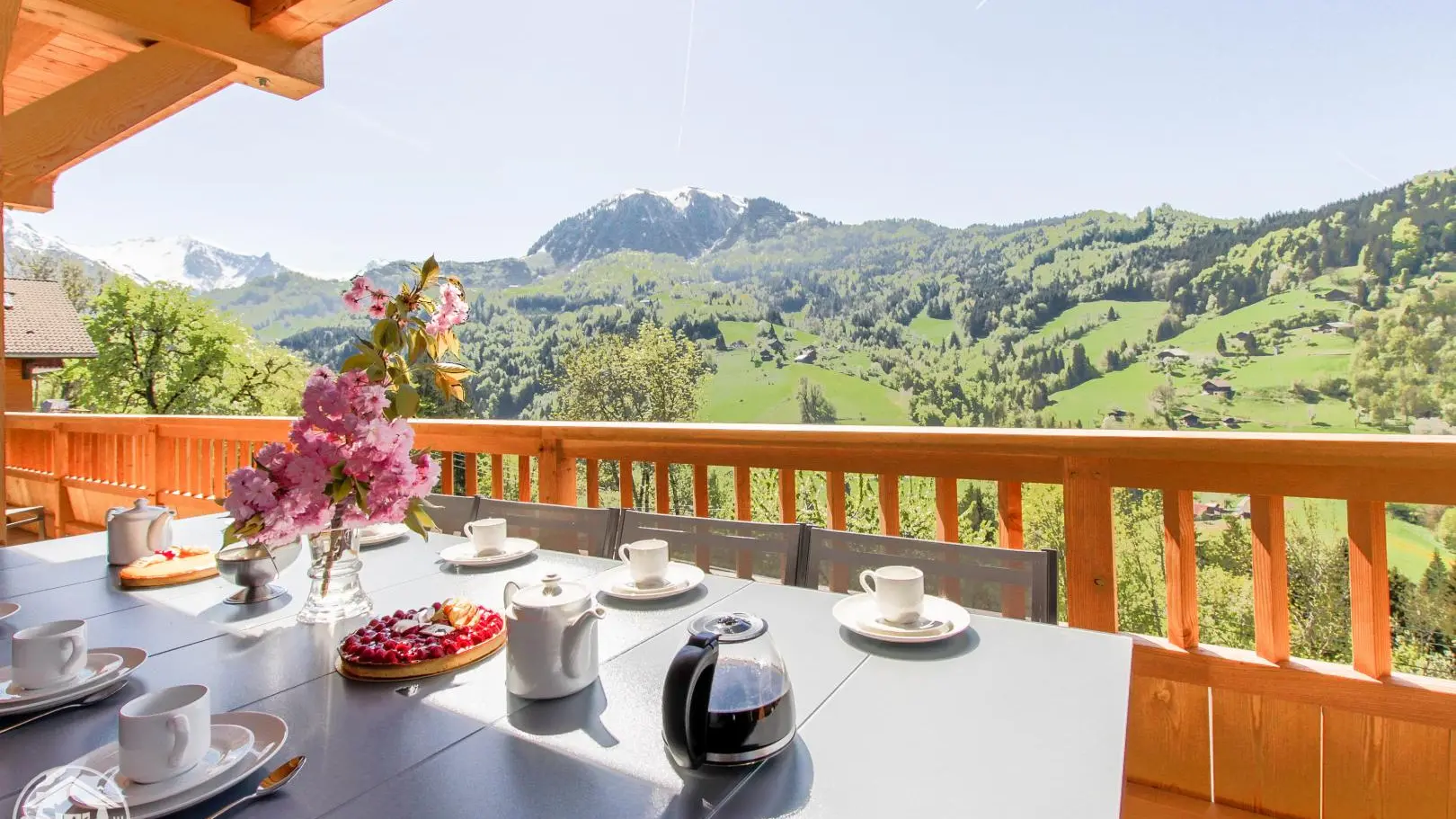 Balcon-terrasse avec vue panoramique sur les montagnes