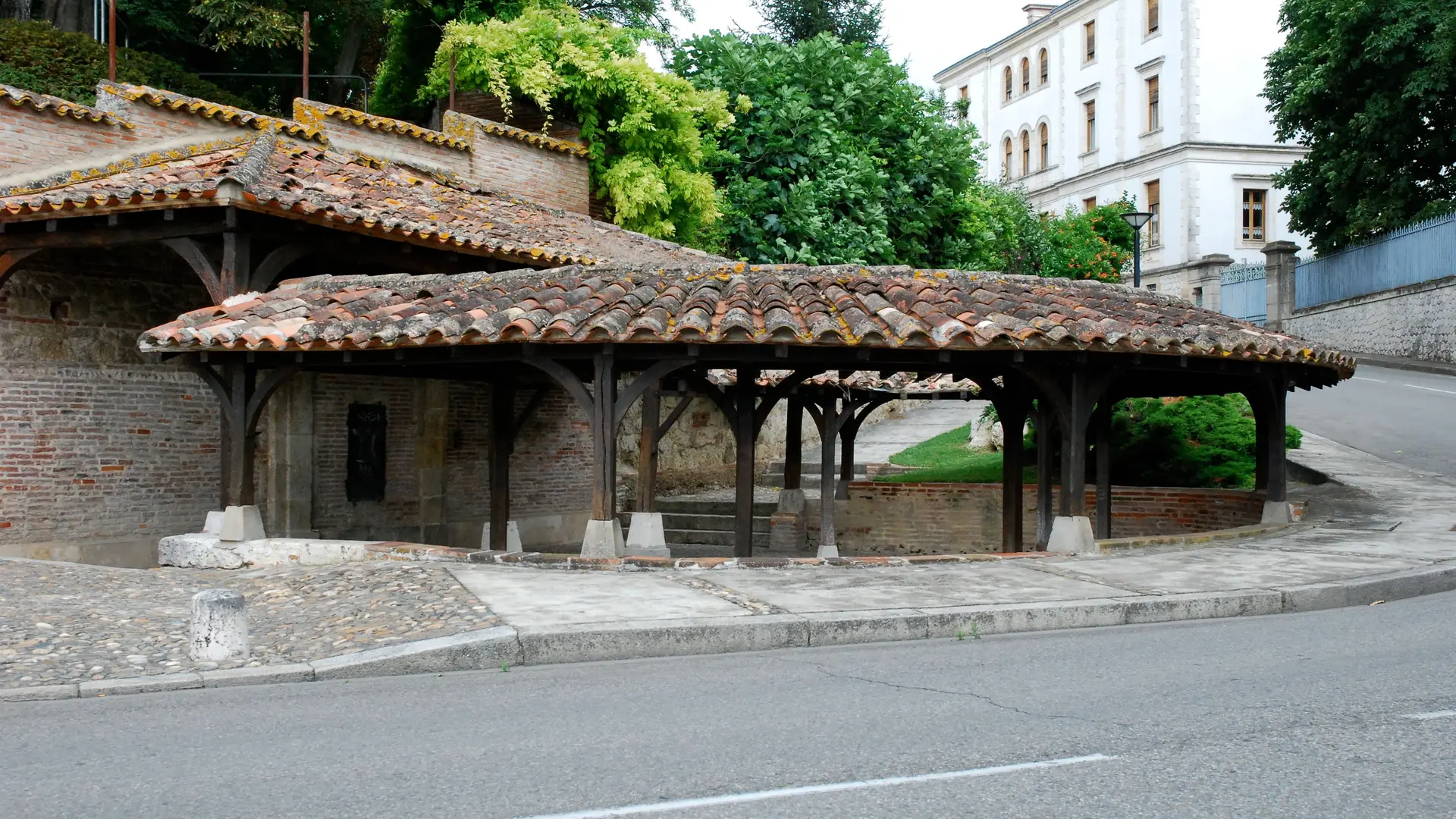 Un des nombreux  anciens lavoirs de Valence d'Agen.