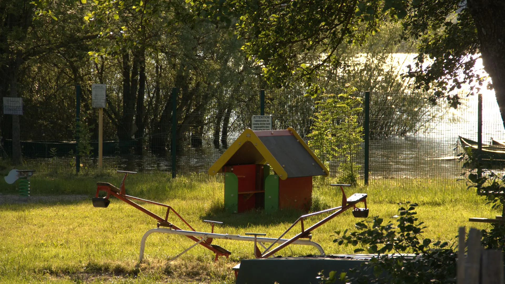 Aire de jeux pour les enfants directement sur la plage !