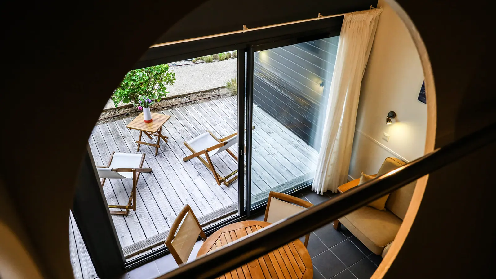 Vue sur la salle de vie et la terrasse depuis la mezzanine du loft