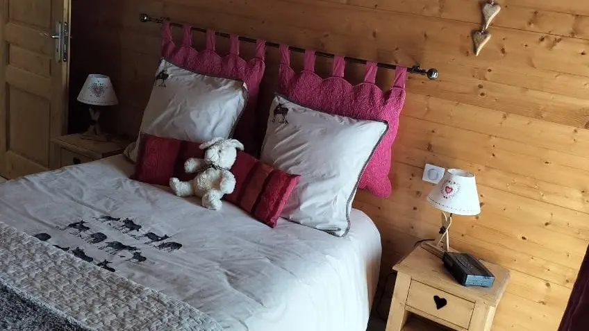 Lit et table de chevet