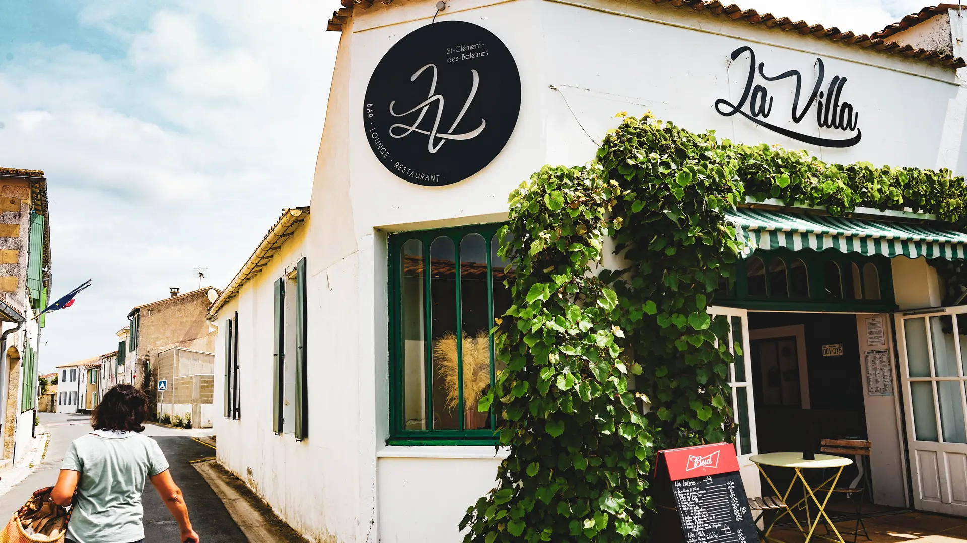 La rue de la mairie de Saint Clément avec son réstaurant La Villa à 2 minutes des Fillattes