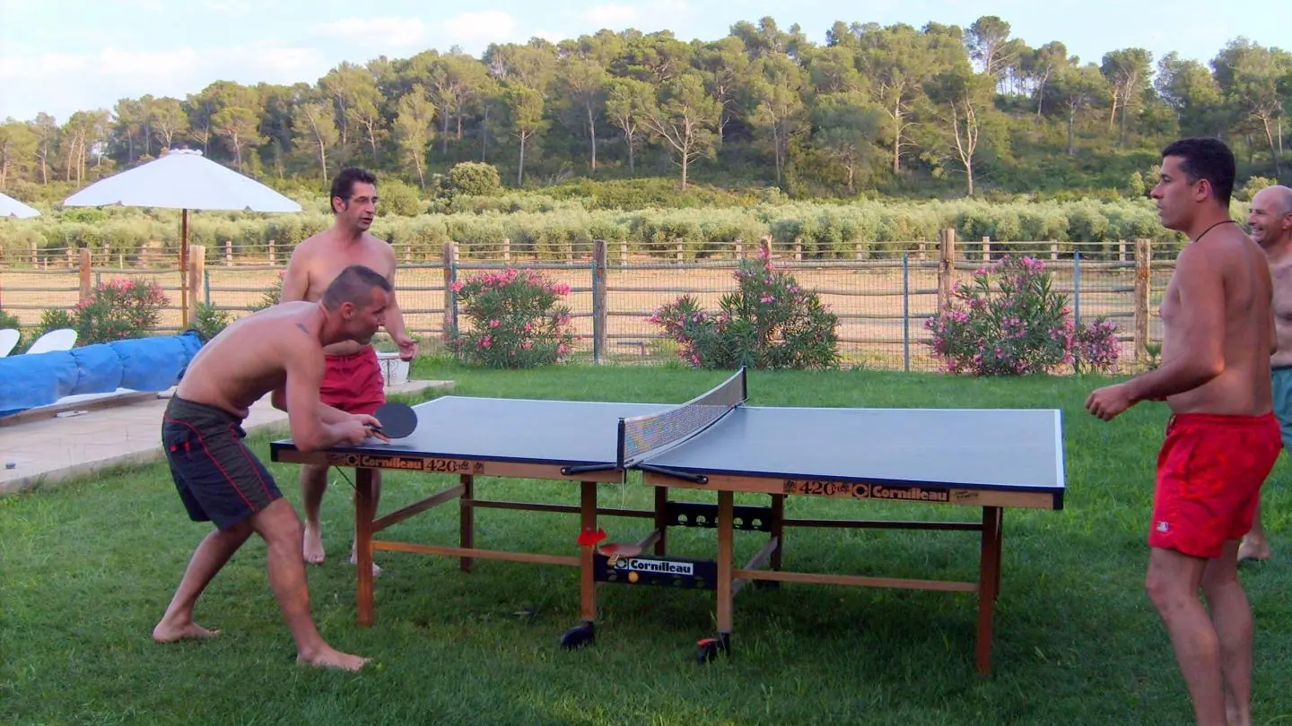 Table de ping pong à la piscine