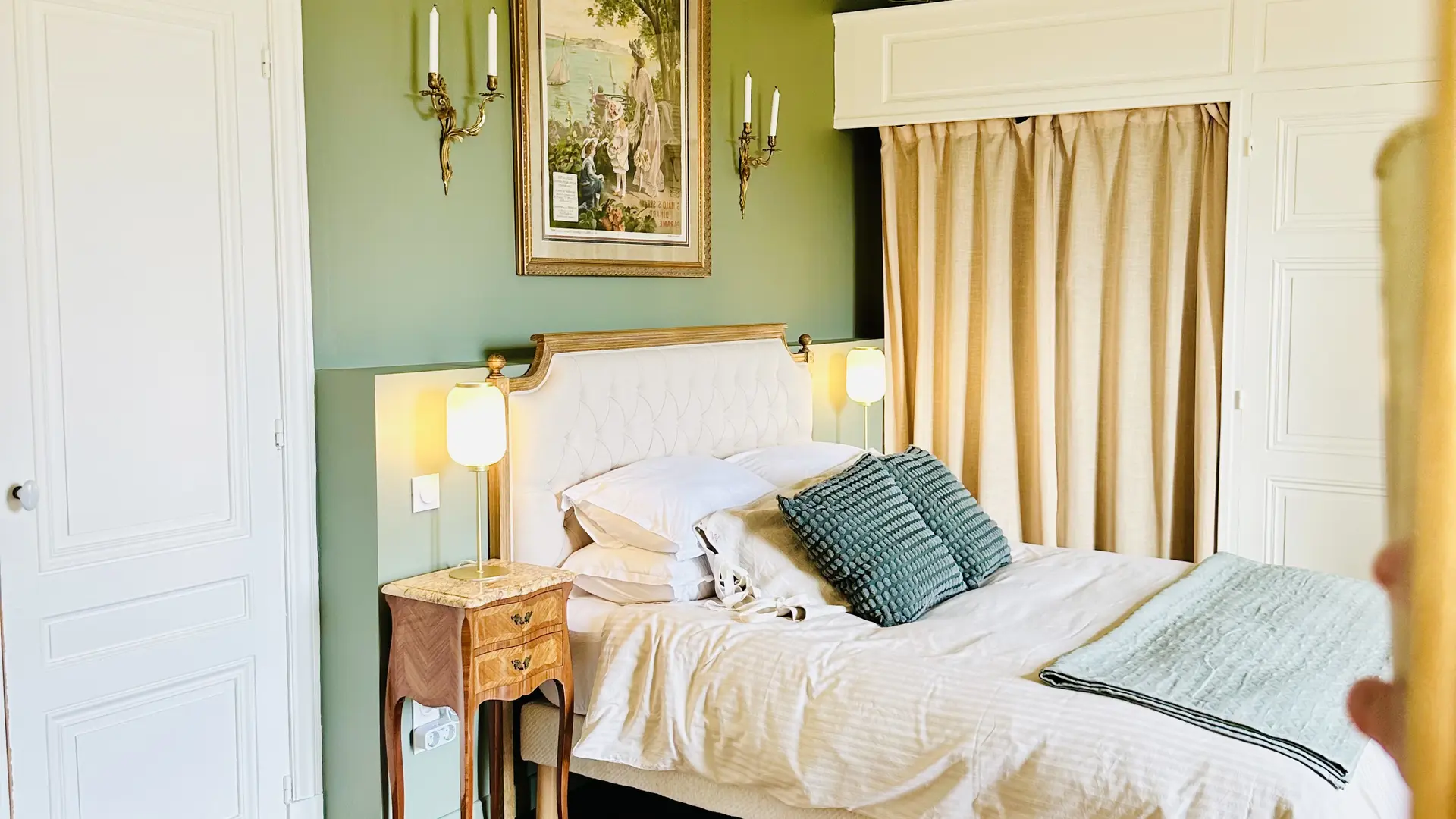 Suite du Jardin: Lumineuse et paisible, la suite côté jardin s’ouvre directement sur les espaces paysagers.