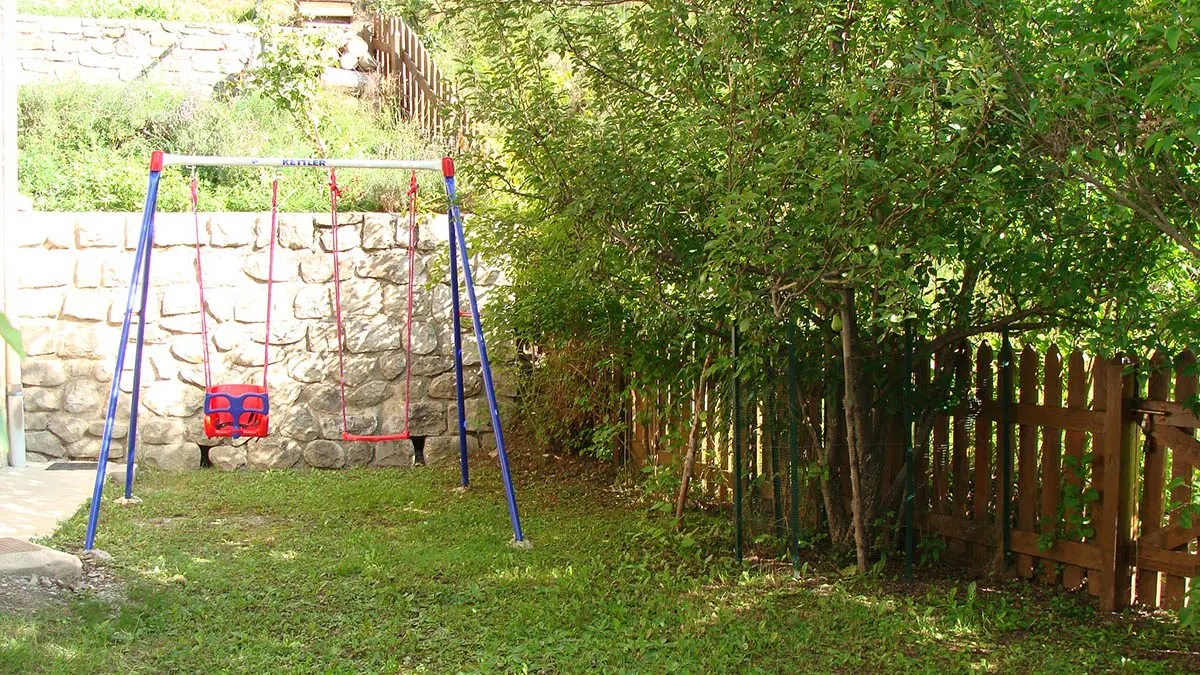 Jardin avec balançoires pour enfants, pelouse