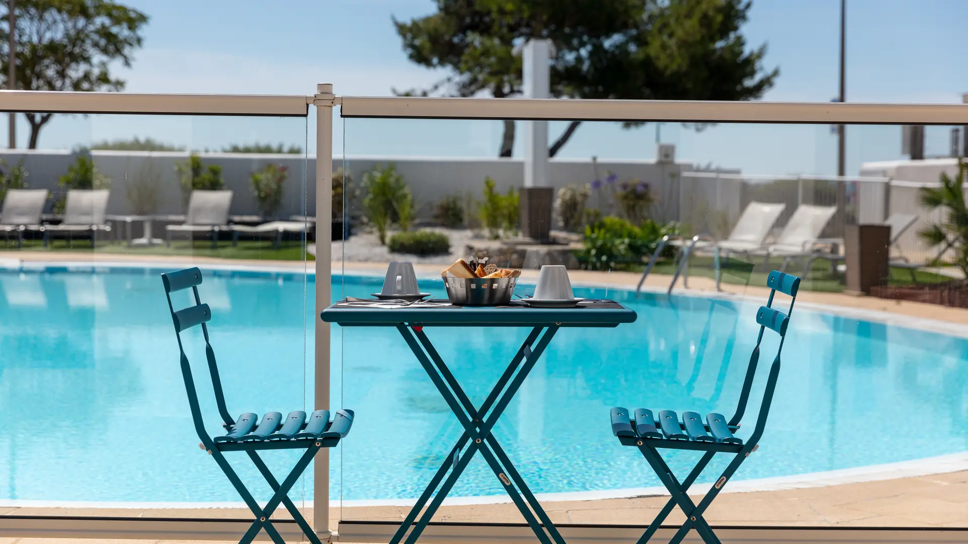 Petit-déjeuner face à la piscine