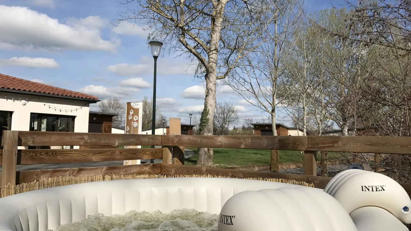 Location de spa possible auprès du gérant lors de la réservation, celui-ci peut-être installé sur la terrasse du chalet.