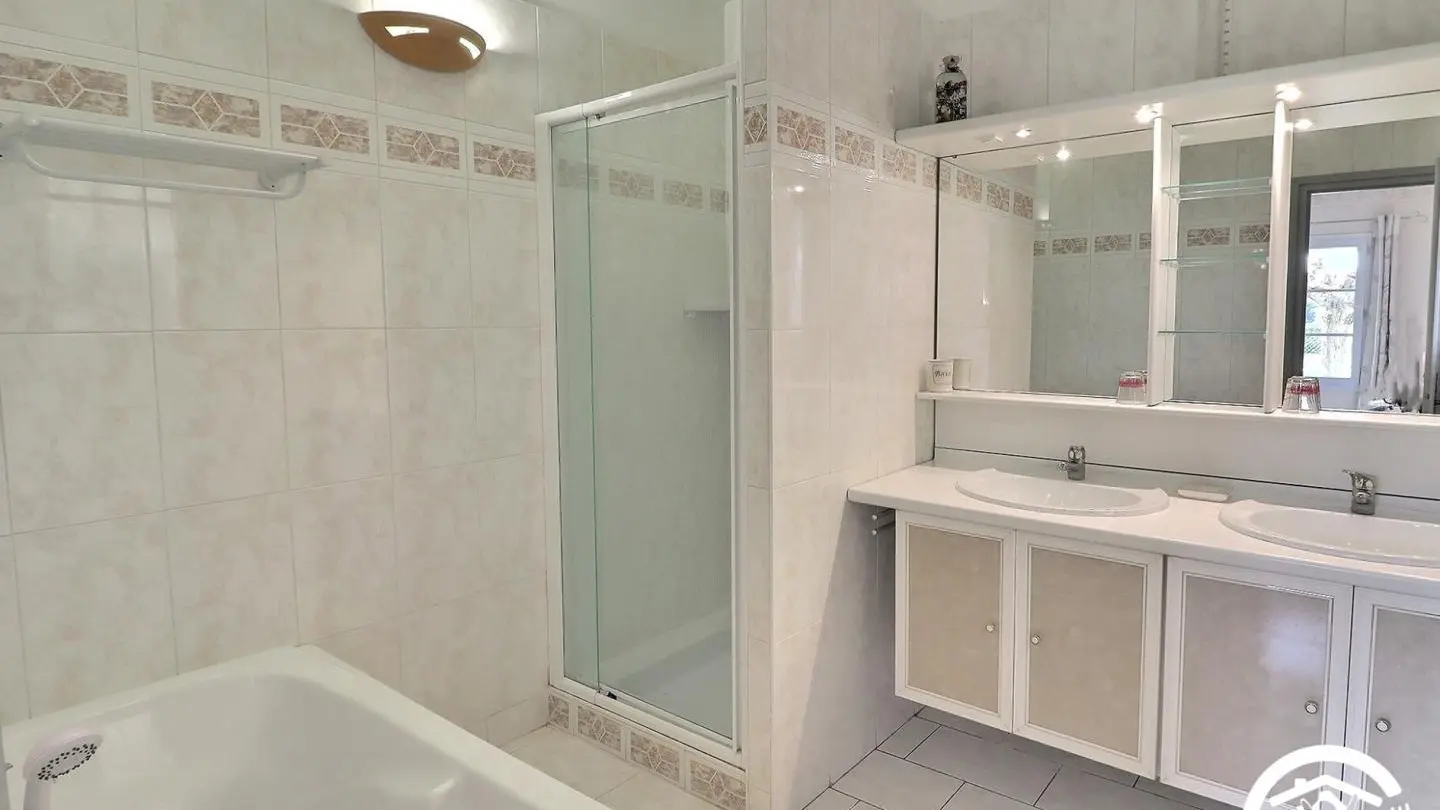 salle de bain privative : douche et baignoire, double vasque