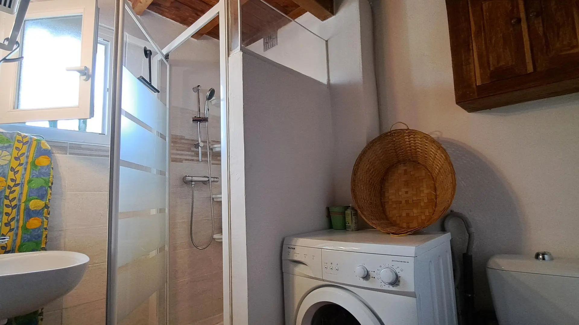 Salle d'eau (lavabo douche wc machine à laver).