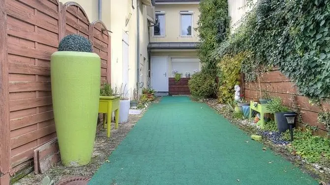 Vue depuis l'entrée de l'impasse. L'appartement se situe au fond de l'impasse.