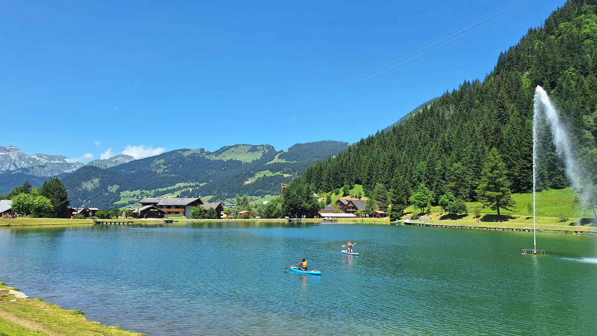 Vue Lac de Vonnes à Châtel en été avec paddles et jet d'eau
