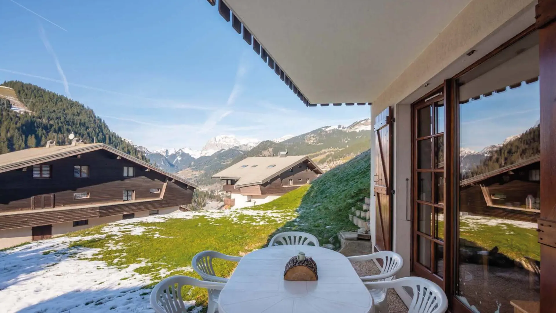 Cadre calme et vue magnifique depuis la terrasse à plein pied avec le bruit léger du ruisseau en contrebas. Accès immédiat à un joli terrain d'herbe pour les enfants hors du trafic.
