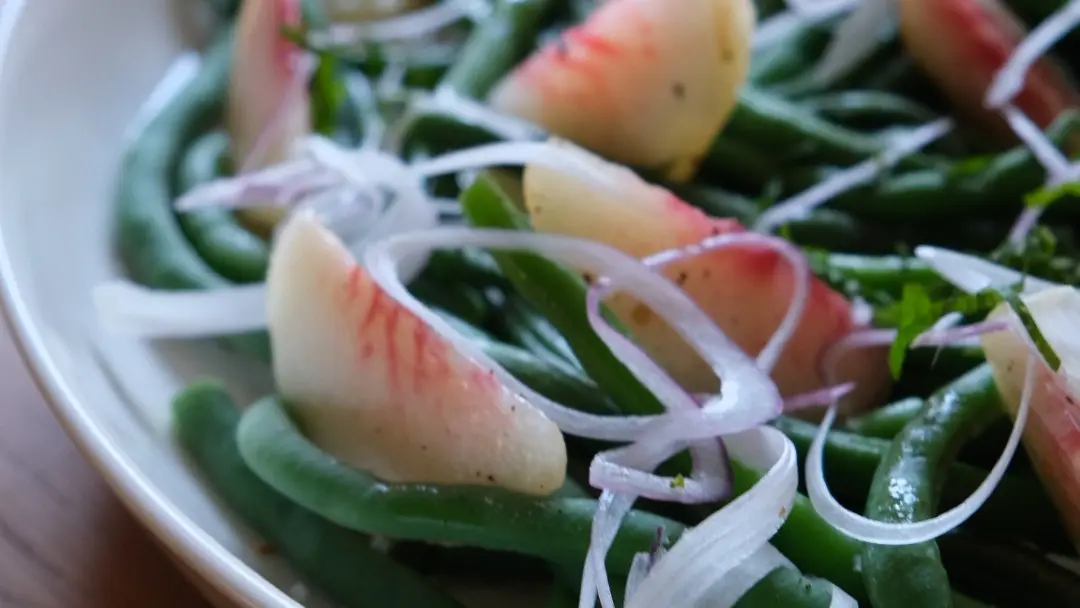 Salat aus grünen Bohnen und Pfirsichen
