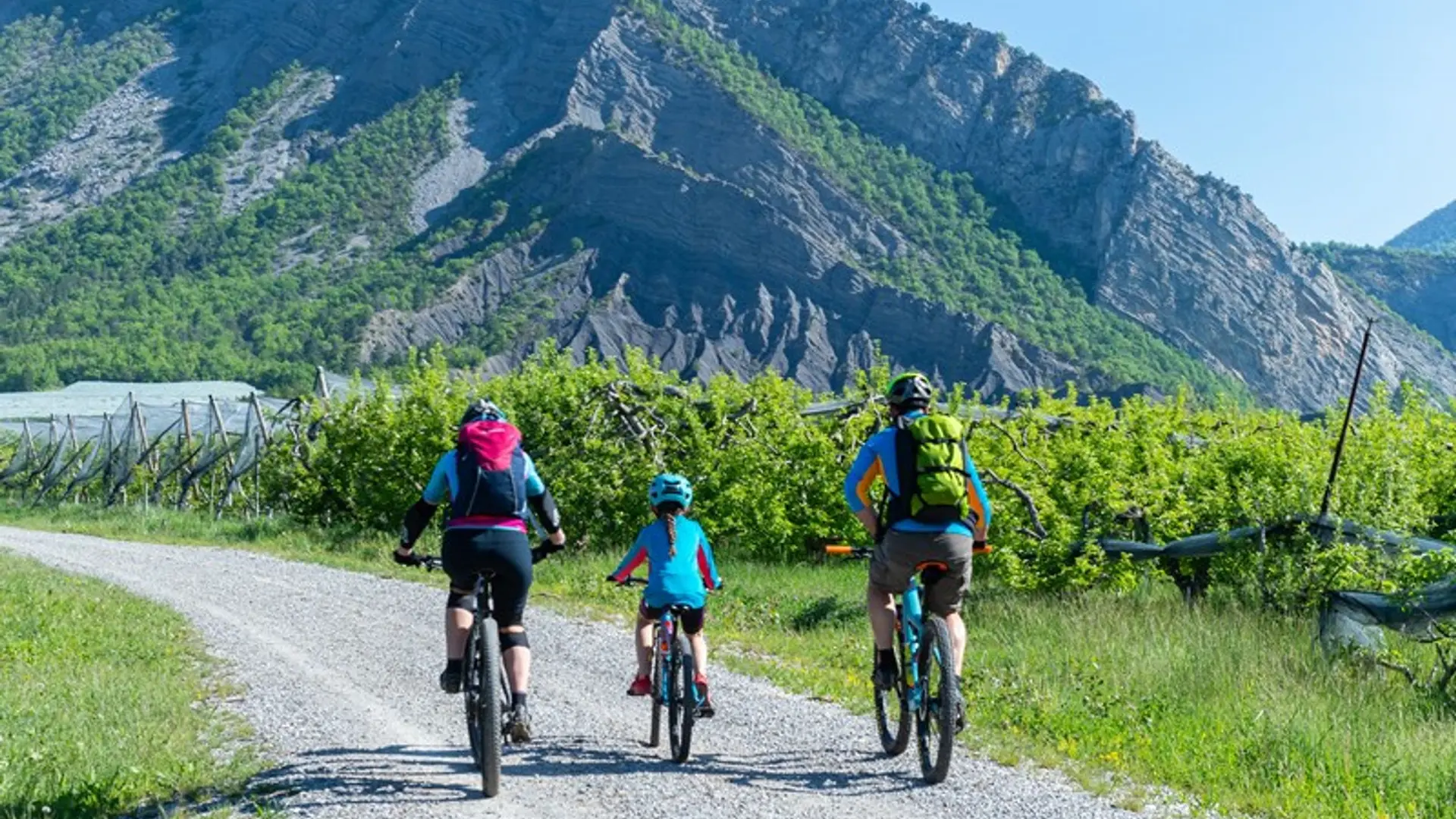 Rouler le long des vergers en famille