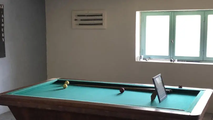 Billard français dans la salle de jeux.