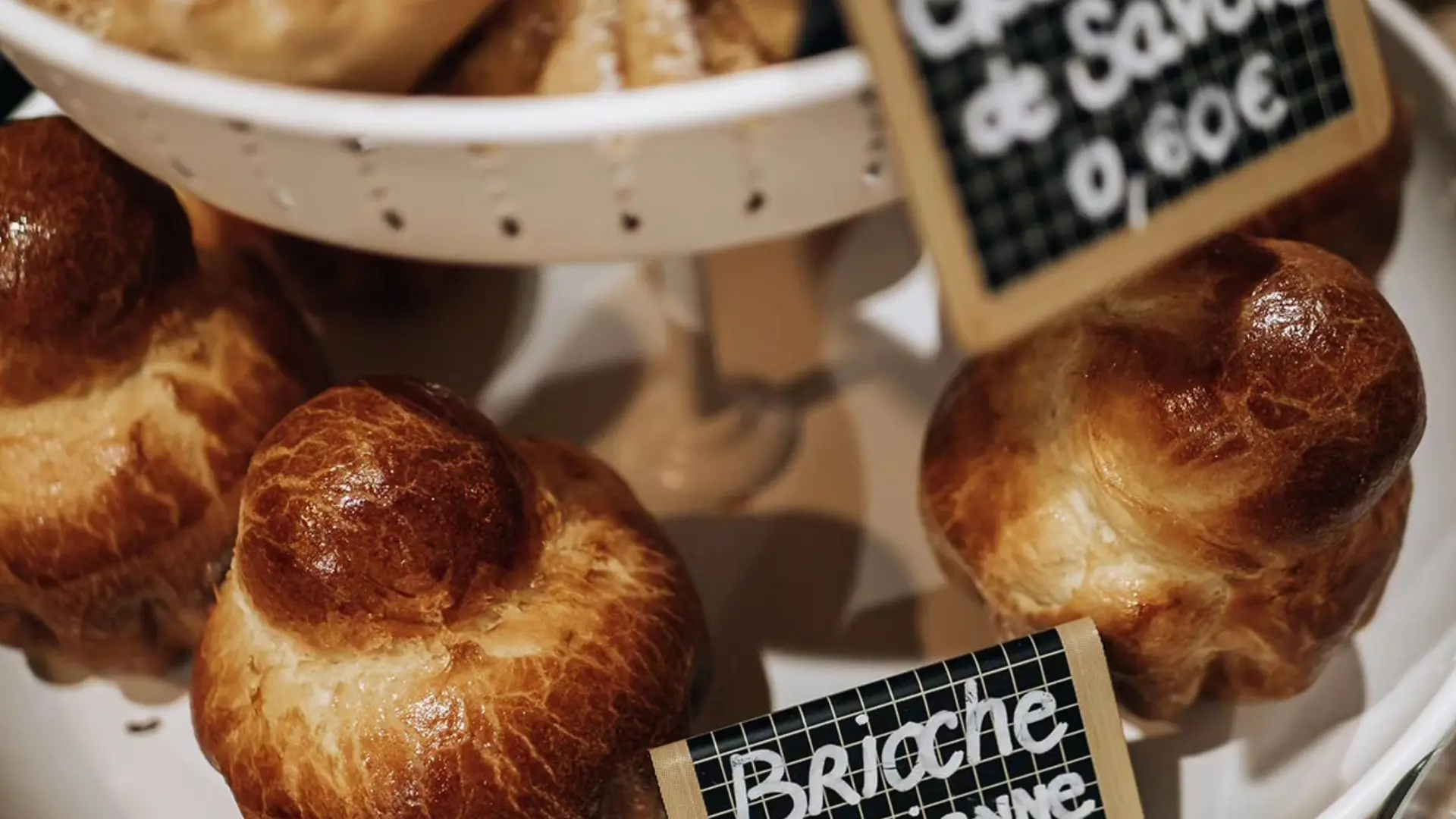 présentoir avec brioches parisiennes et gâteaux de Savoie