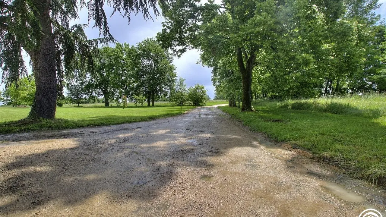 Allée non goudronnée