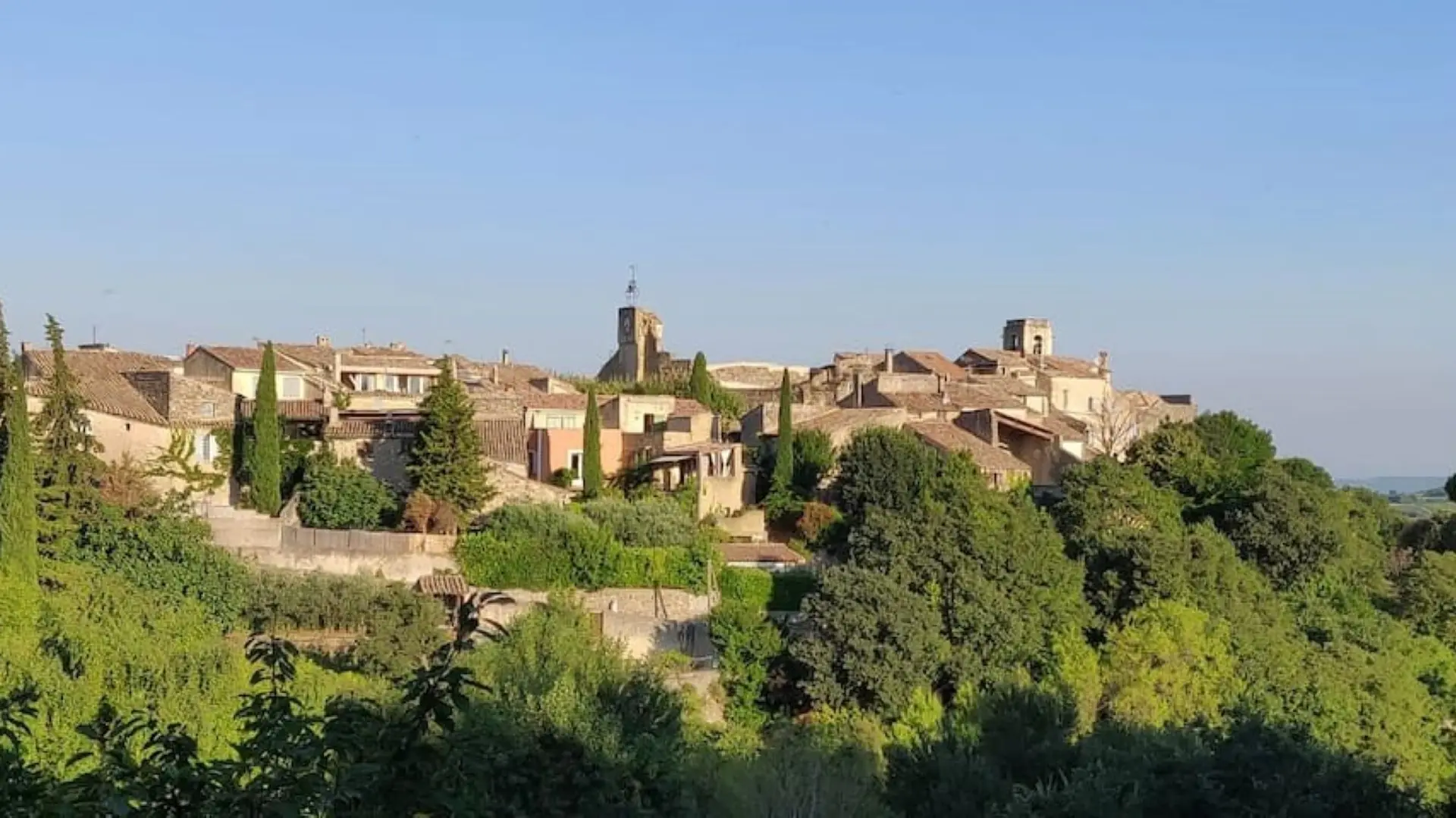 vue du parking du Village de Buisson