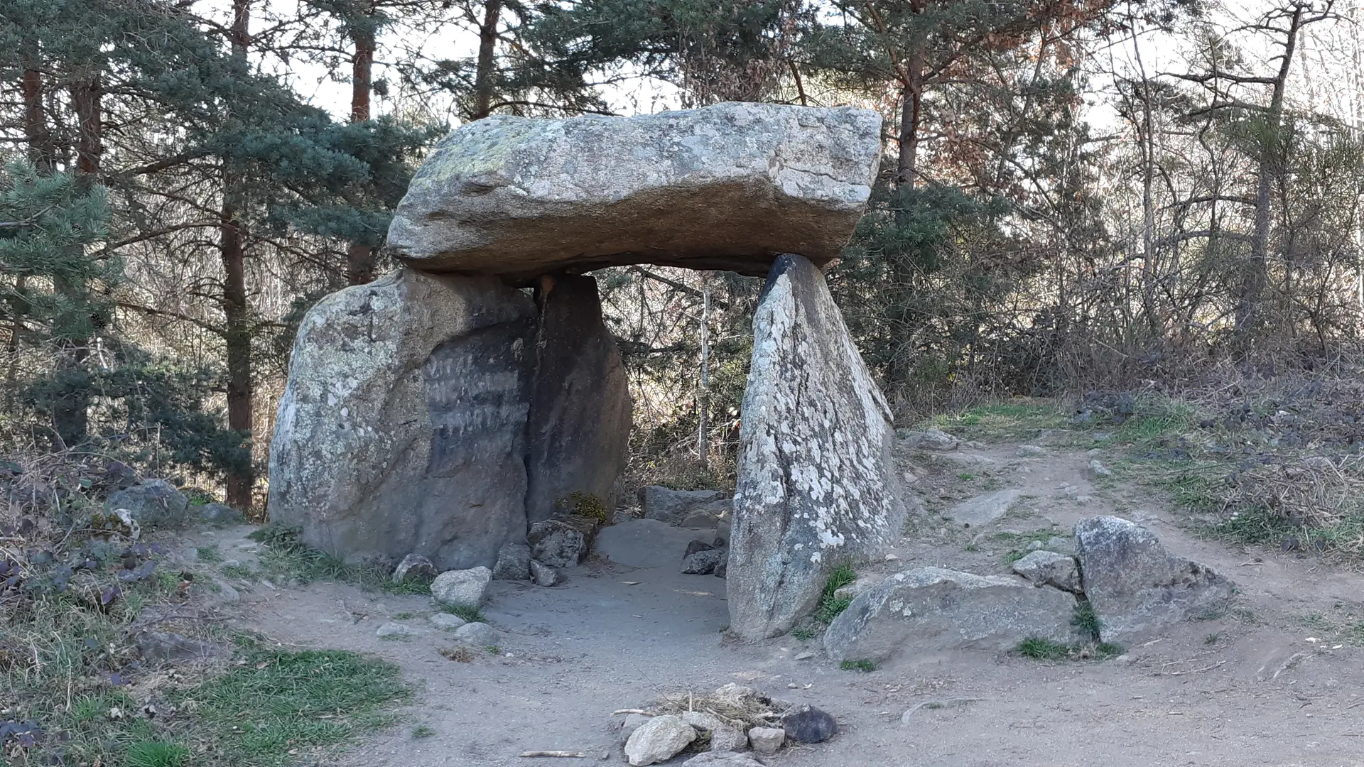 Dolmen de Roche-Cubertelle à Luriecq (42380)