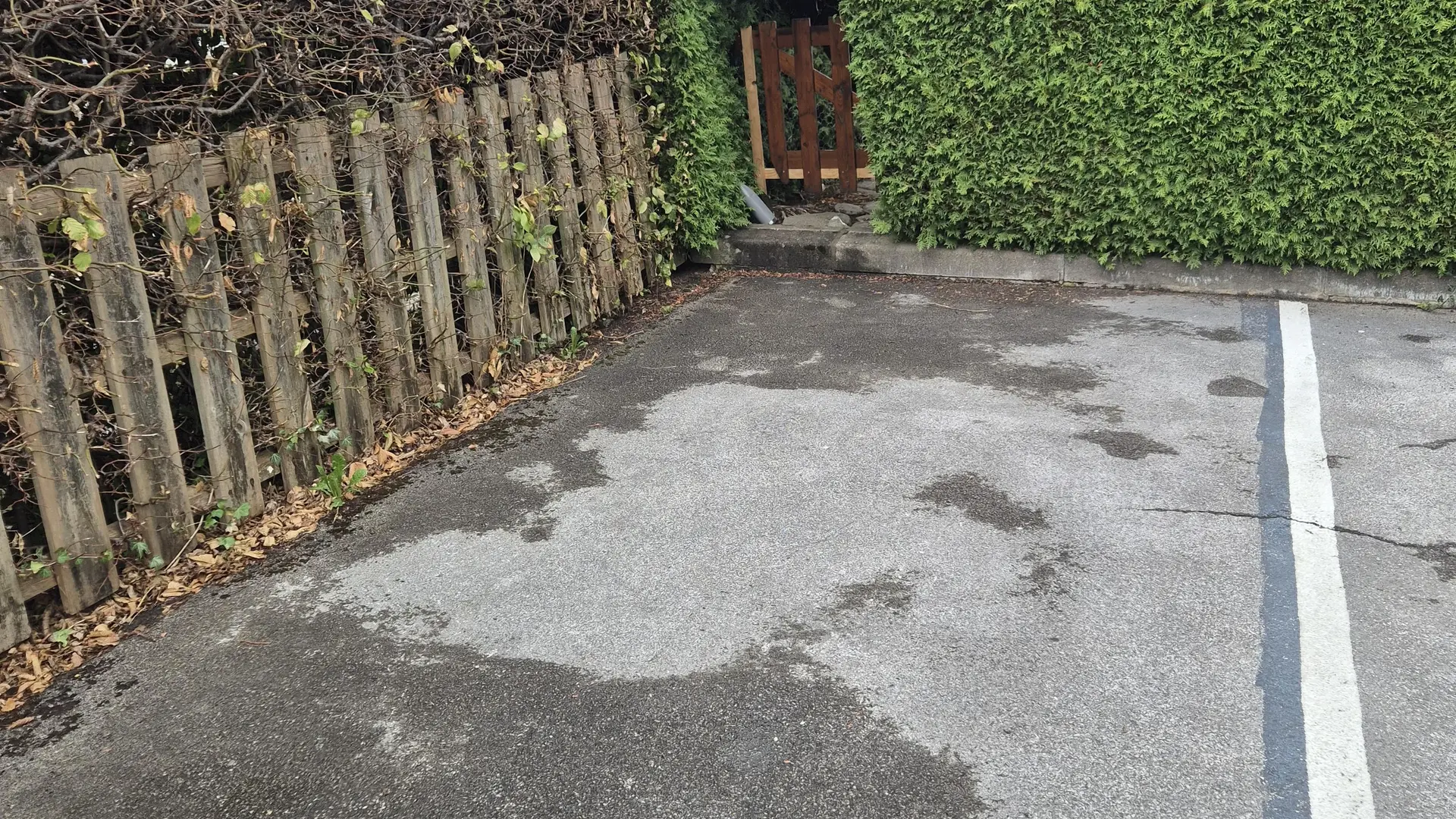 Place de parking accessible par le jardin