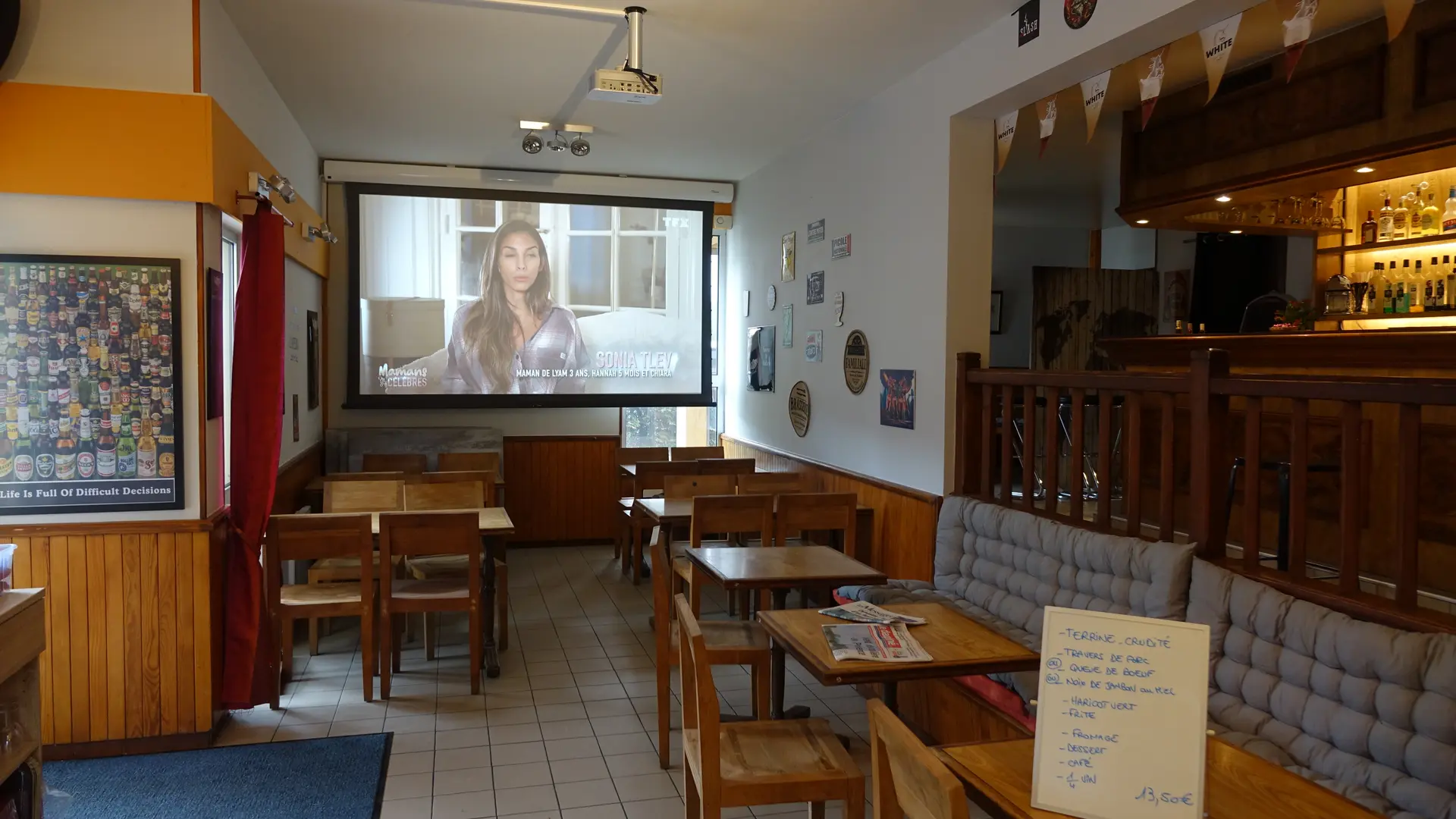 La salle et son écran géant