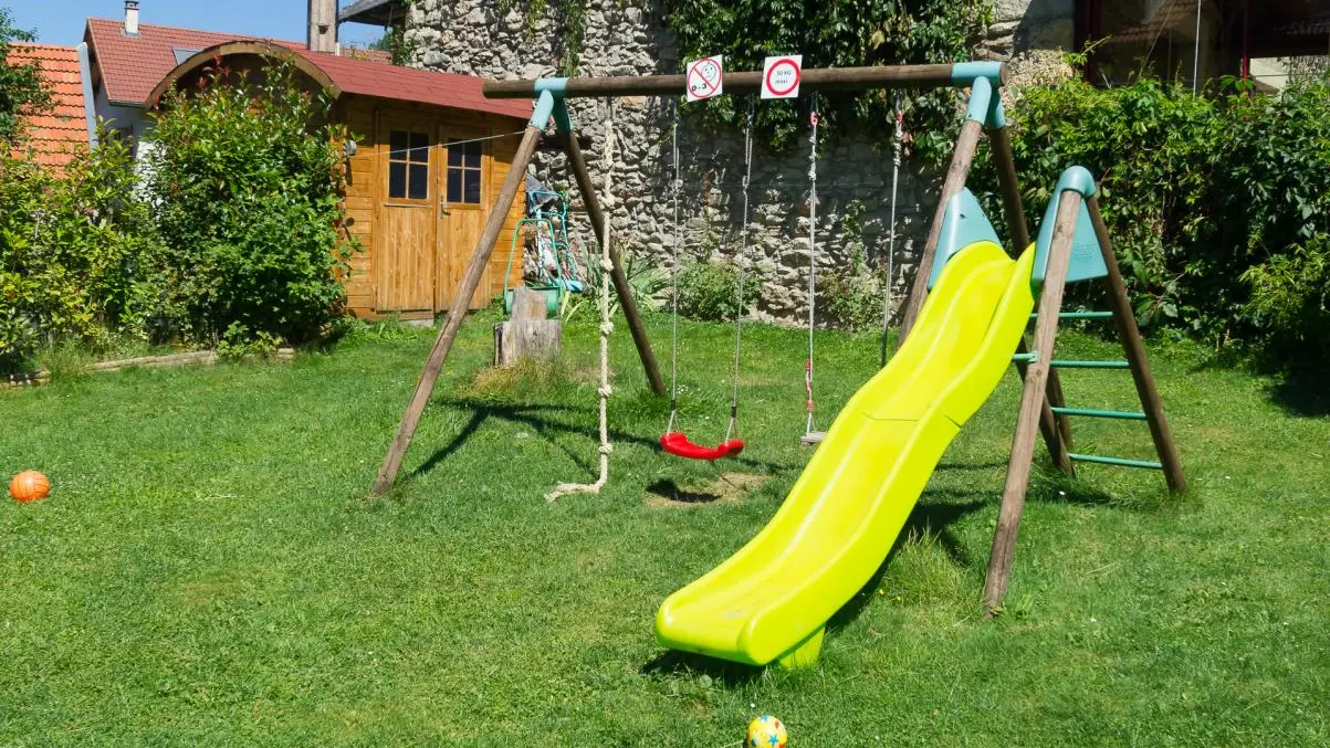 Jardin commune et jeux pour enfants