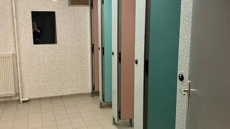 Cabines des sanitaires communs