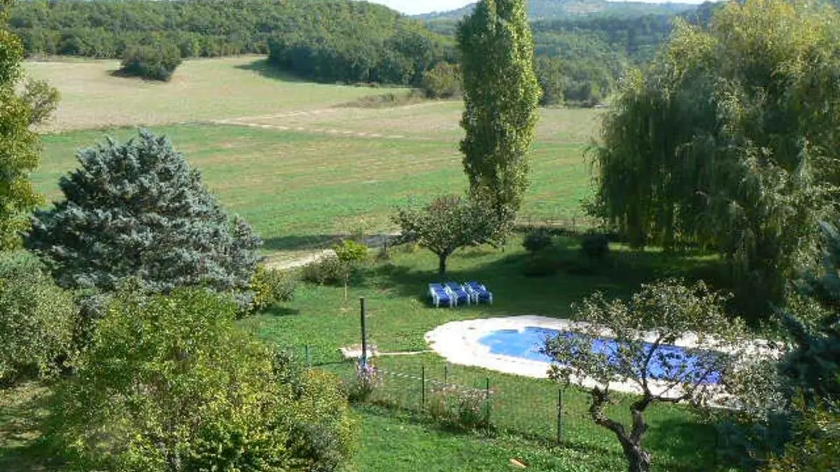 Vue sur la piscine du moulin d'en haut