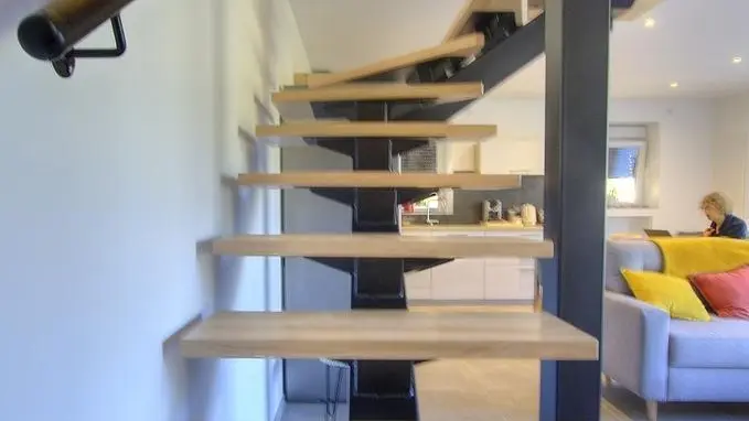 Escalier qui mène aux deux chambres, l'espace jeux et le WC.