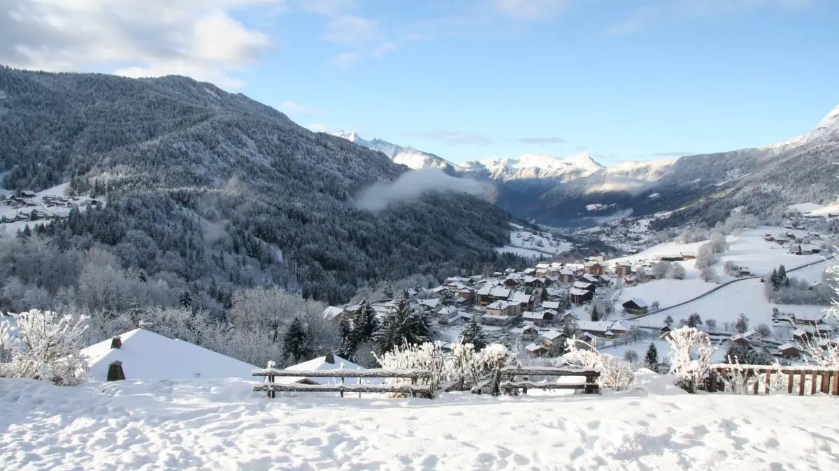 Vue du chalet en hiver