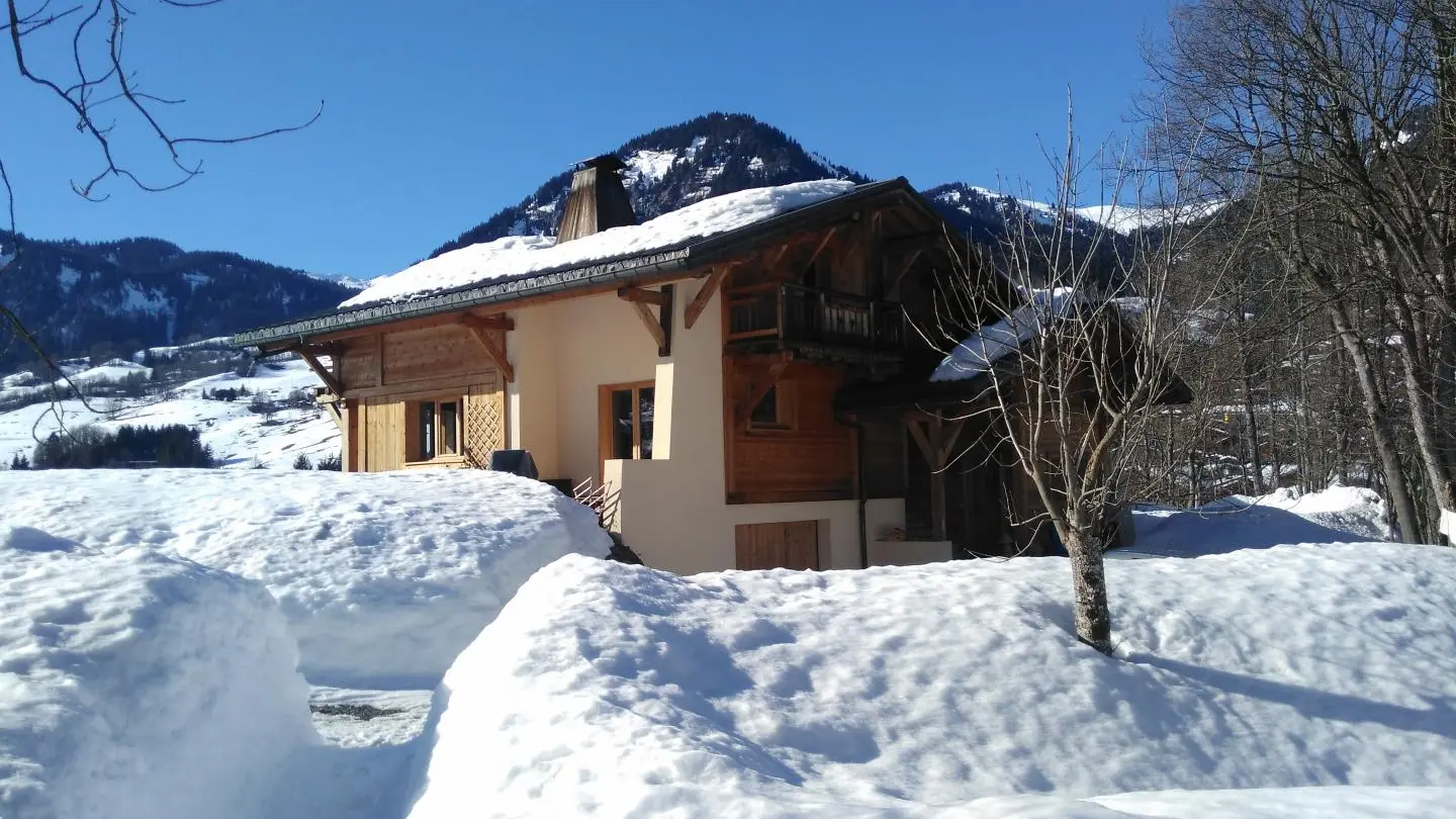 Façade Est, entrée du gîte sous l'auvent.