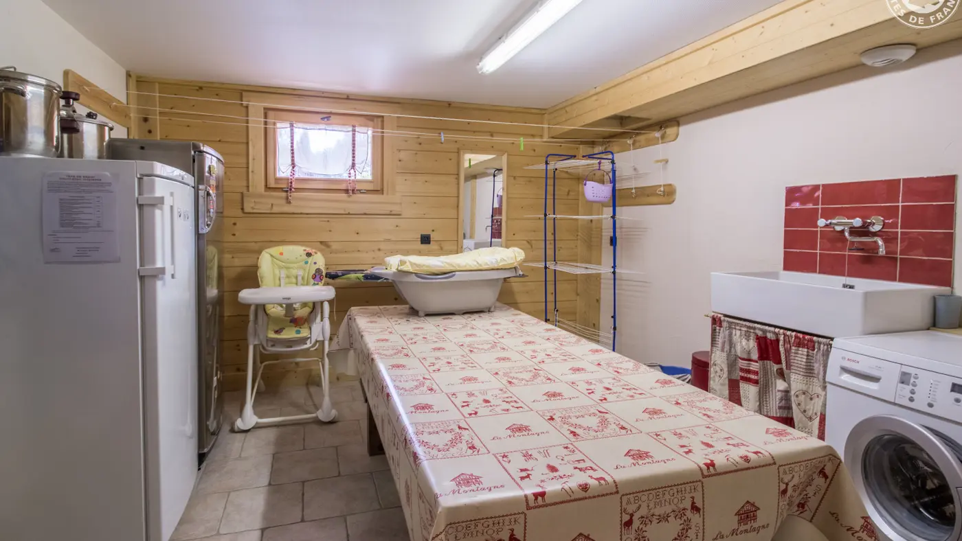 Buanderie avec lave-linge, sèche-linge, équipement pour bébé, 2ème frigo et congélateur