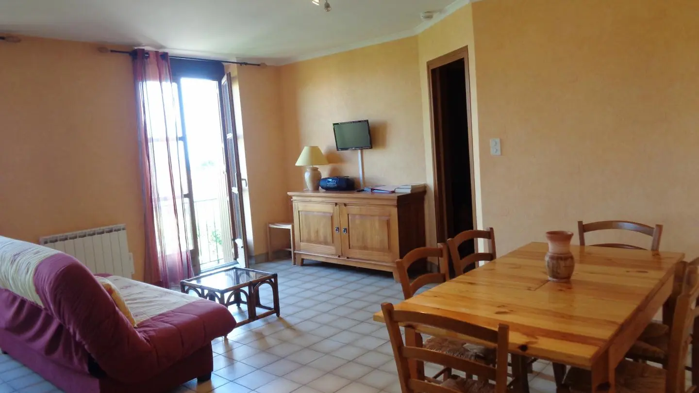 Pièce à vivre avec cuisine ouverte sur l'espace salon/salle à manger.