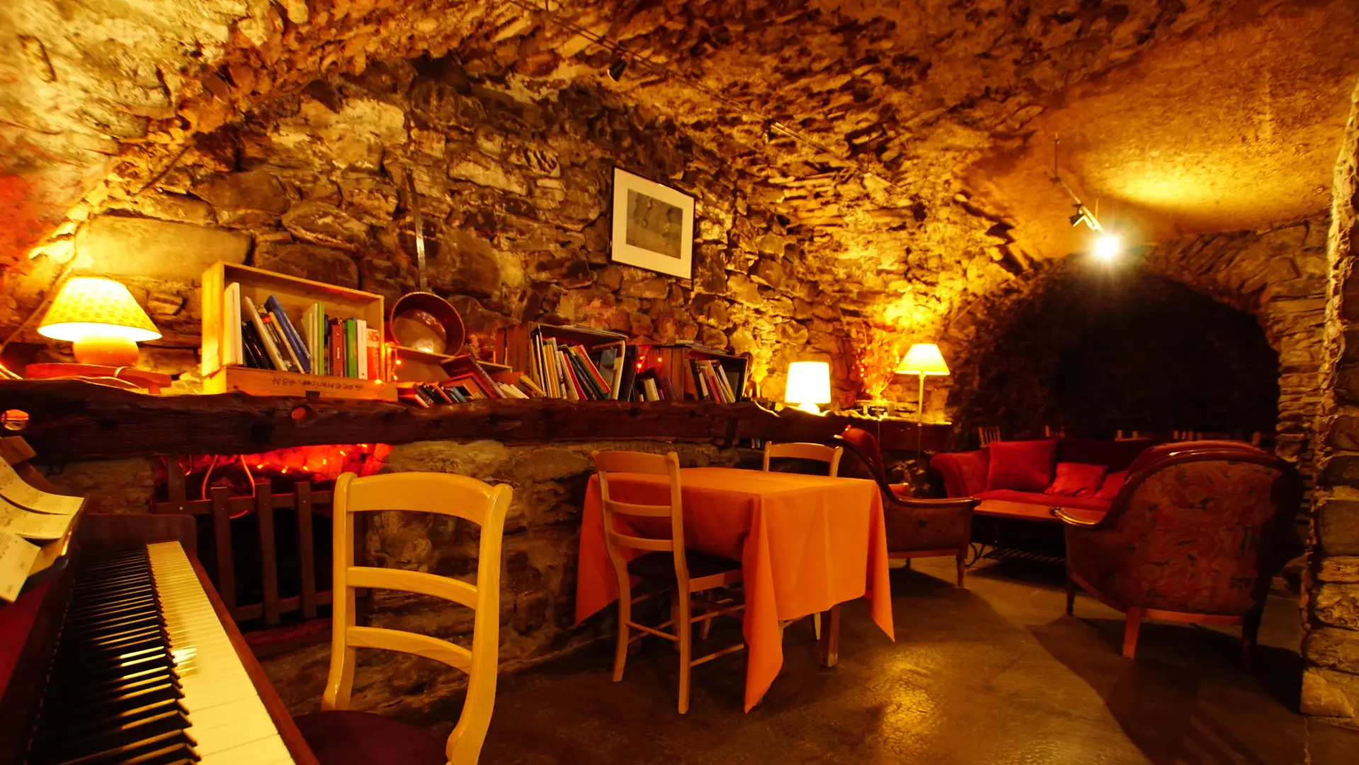 Salle du restaurant - Auberge la Grande Ferme SAINT-ANDRÉ D'EMBRUN