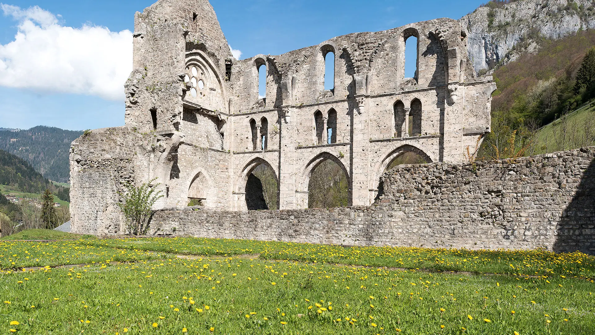 L'abbatiale d'Aulps et son cloître végétalisé