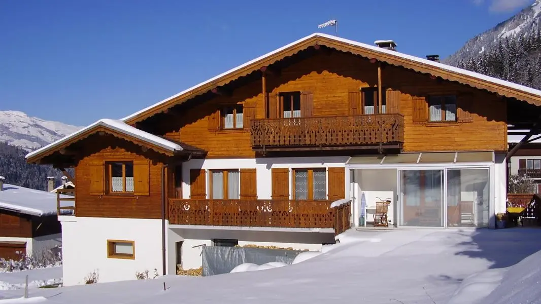 Chalet sous la neige